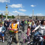 La place de La Concorde joyeusement envahie par les cyclistes